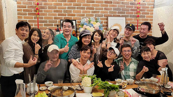 陳美鳳與「黑貓家族」聚餐。