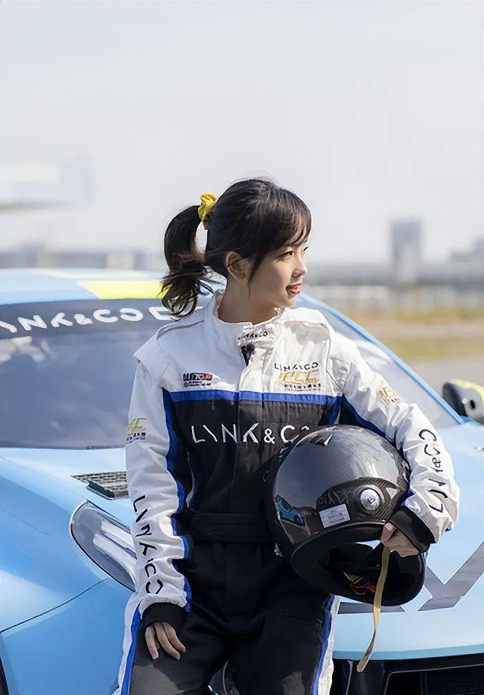 王冰冰坐车前盖拍照，穿赛车服被夸 30 岁像萌妹 - 2
