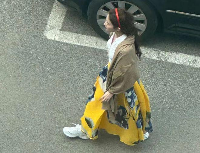 网友晒刘亦菲路透照 穿白衣黄裙好似童话公主 - 3