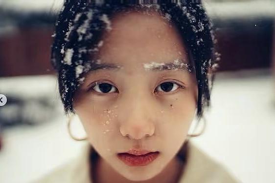 黄磊大女儿多多晒美照，雪中拍照太惊艳，红唇金耳环显气质 - 2