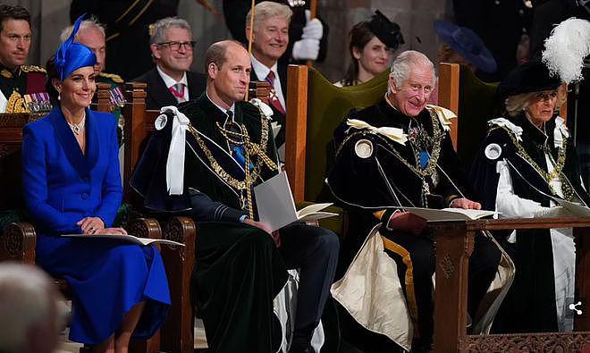 凯特王妃一身皇家蓝亮相英王苏格兰加冕礼，戴已故女王项链 - 8
