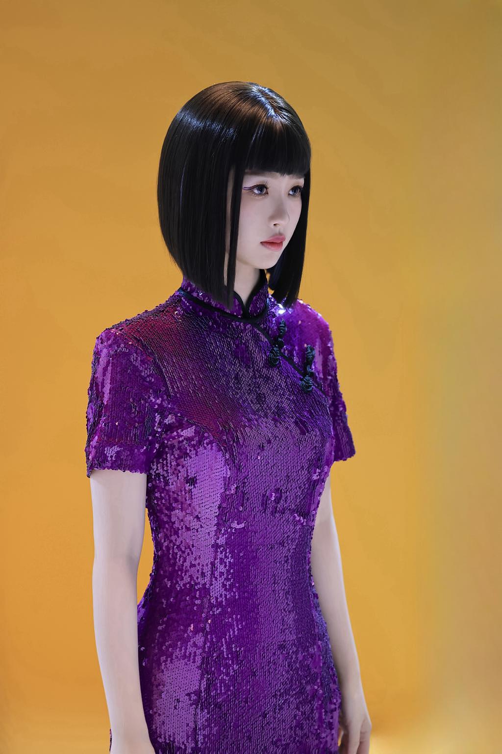 虞书欣穿紫色旗袍换短发 表情冷淡似机器人 - 3