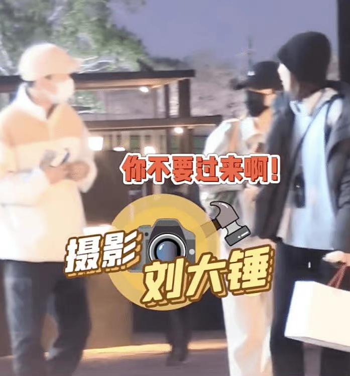 赵丽颖与好友逛街被偶遇，身旁跟三名男助理帮忙提包，遭陌生男子搭讪忙闪躲 - 3