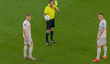 世界杯判罚解读：乌拉圭屡遭争议小组出局，赛后围堵裁判 - 25