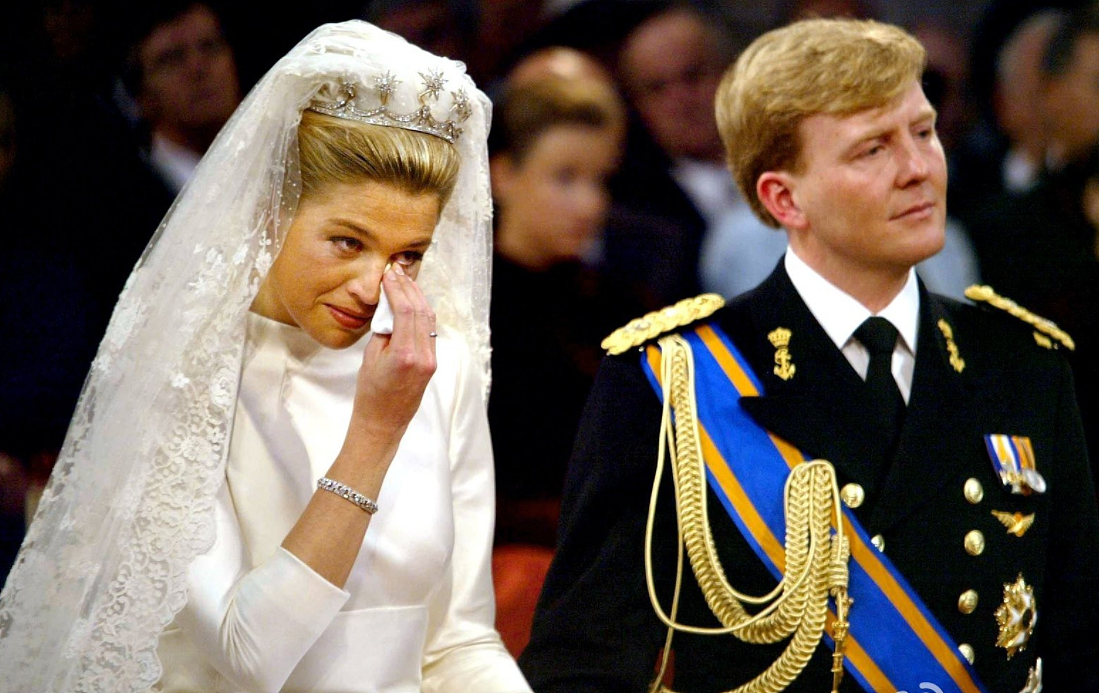 50岁荷兰王后有钱任性：珠宝王冠不重样的戴，奢华程度不输英女王 - 8