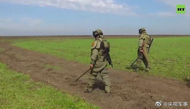 俄媒：俄工兵在乌东北部排雷协助春耕 - 1