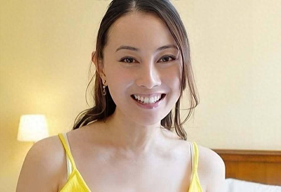 香港女星袁嘉敏被迫走光，穿紧身裙上围太丰满，不慎挤出白色内衣 - 1
