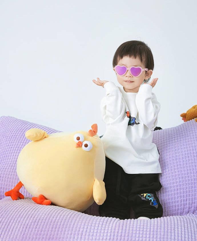 杜淳妻子王灿与女儿拍摄写真，小蛋饺紫色眼镜好潮，表情搞怪可爱 - 2