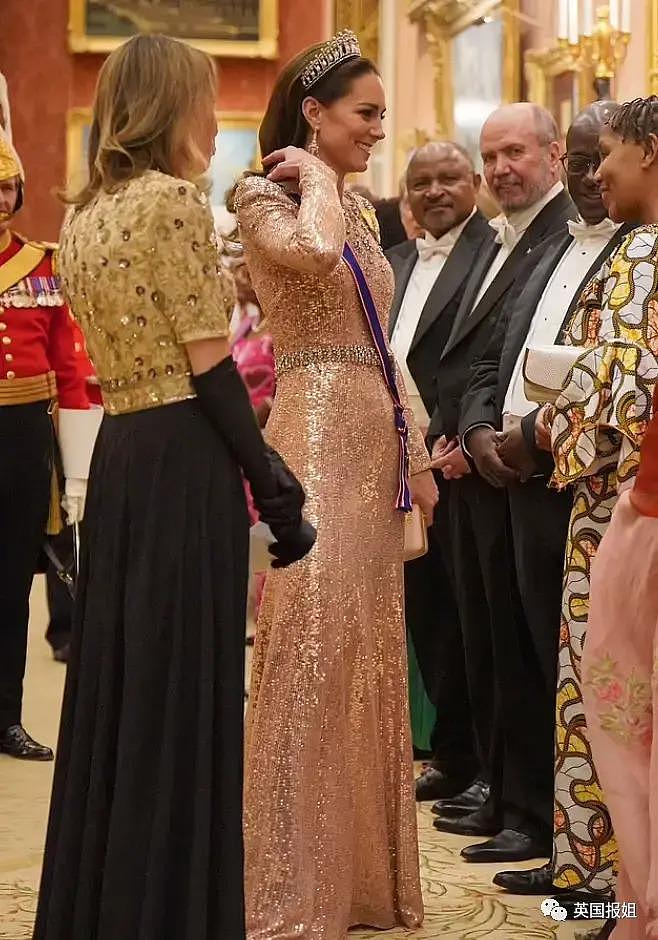 英王室迎圣诞，夏洛特公主坐 C 位！凯特穿“复仇裙”到场 - 34