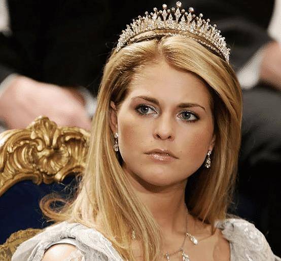 欲戴王冠必承其重：比利时王后头上别着几十个别针，头皮被扯出血 - 16