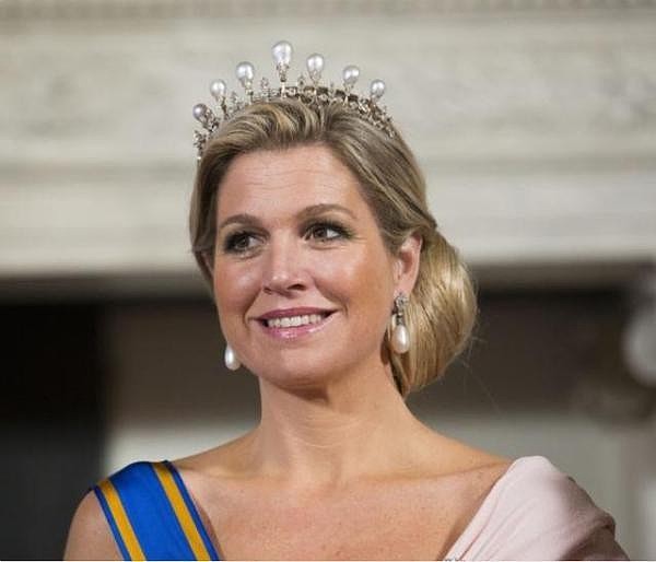 50岁荷兰王后有钱任性：珠宝王冠不重样的戴，奢华程度不输英女王 - 12