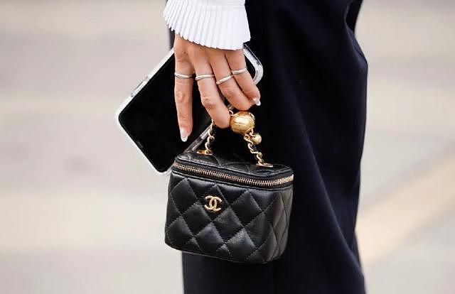 Chanel包包带有小金球最近特别火，尤其是这款翻盖小方包。 - 10