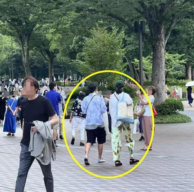42 岁陈冠希在日本被偶遇 穿绣花鞋两鬓头发花白 - 6