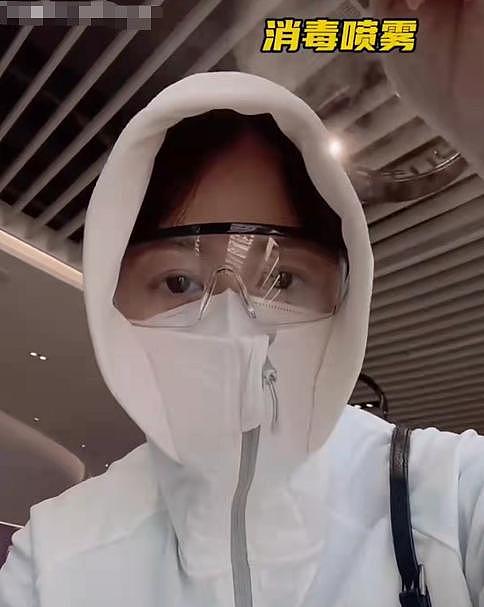 香港疫情现状：女星姚乐怡穿防护服出门，还要戴俩口罩和防护镜 - 6