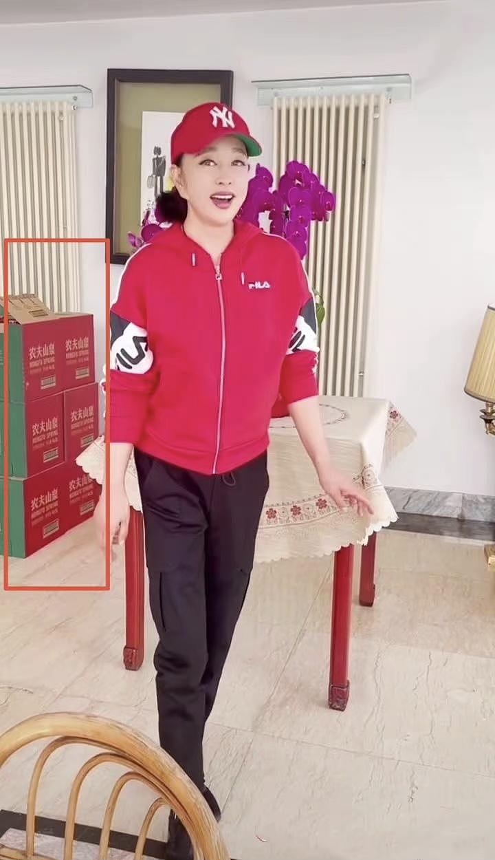69 岁刘晓庆仍不服老，涂大红唇妆容精致似芭比，豪宅内唱歌上气不接下气 - 7