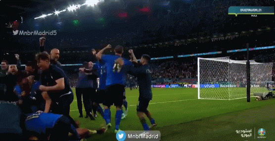 在意大利获胜后庆祝时，博努奇被英格兰球迷扔下的水瓶砸中 - 2