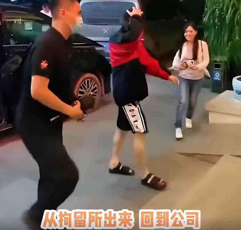 李易峰被释放回公司：全程用帽子遮脸，整个人已经憔悴不堪 - 2