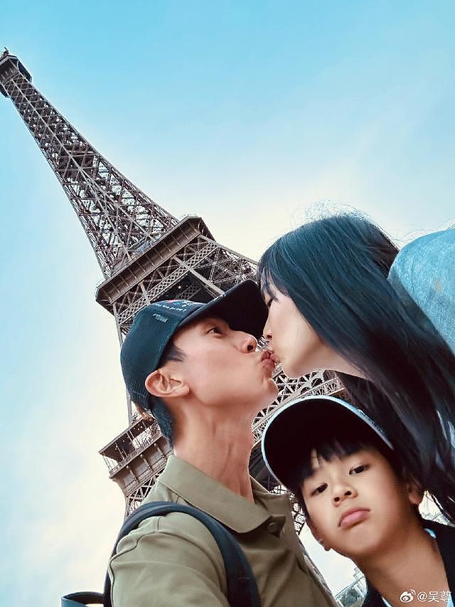 吴尊晒全家暑假巴黎游随拍 与林丽吟在埃菲尔铁塔下亲吻 - 1