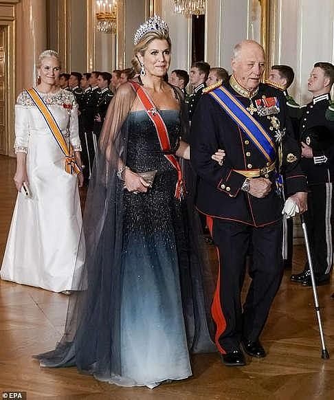 荷兰王后：人高马大气场足，撑得起王冠华服，奢华珠宝不输英女王 - 29