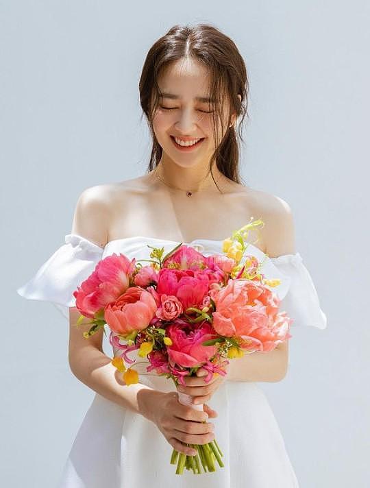 韩国前体操女神孙妍在婚礼现场照 穿婚纱与好友合影笑容甜 - 2