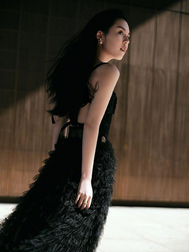 李咏 21 岁女儿首次公开活动 黑色露背裙身材线条优越 - 5