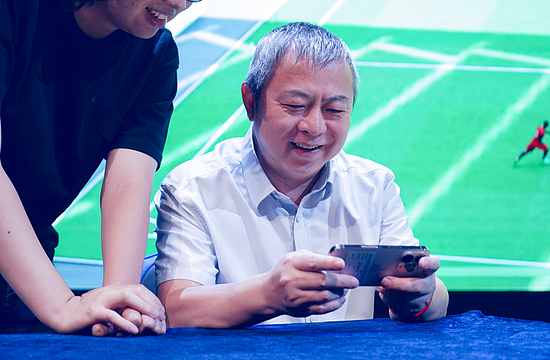 深圳市科学技术协会党组成员 孙楠先生正在体验《最佳球会》PVP友谊赛模式