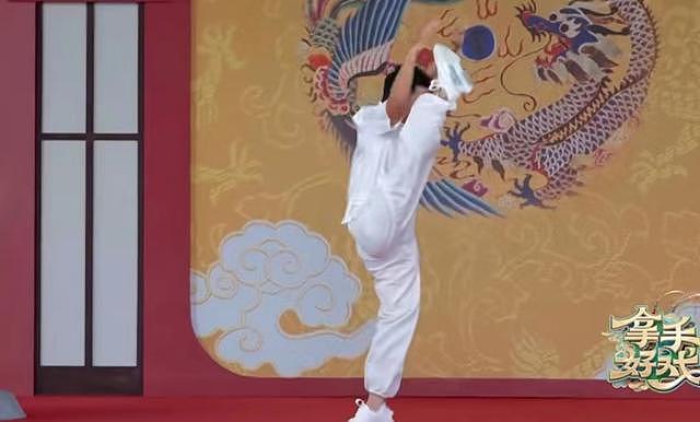 王宝强登央视表演武术，一身白衣挺拔帅气，抬腿劈叉现场掌声雷动 - 6
