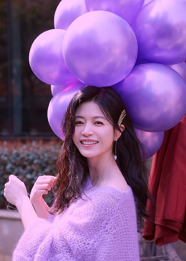 陈妍希紫色梦境写真释出 手捧气球笑容清甜可人 - 1