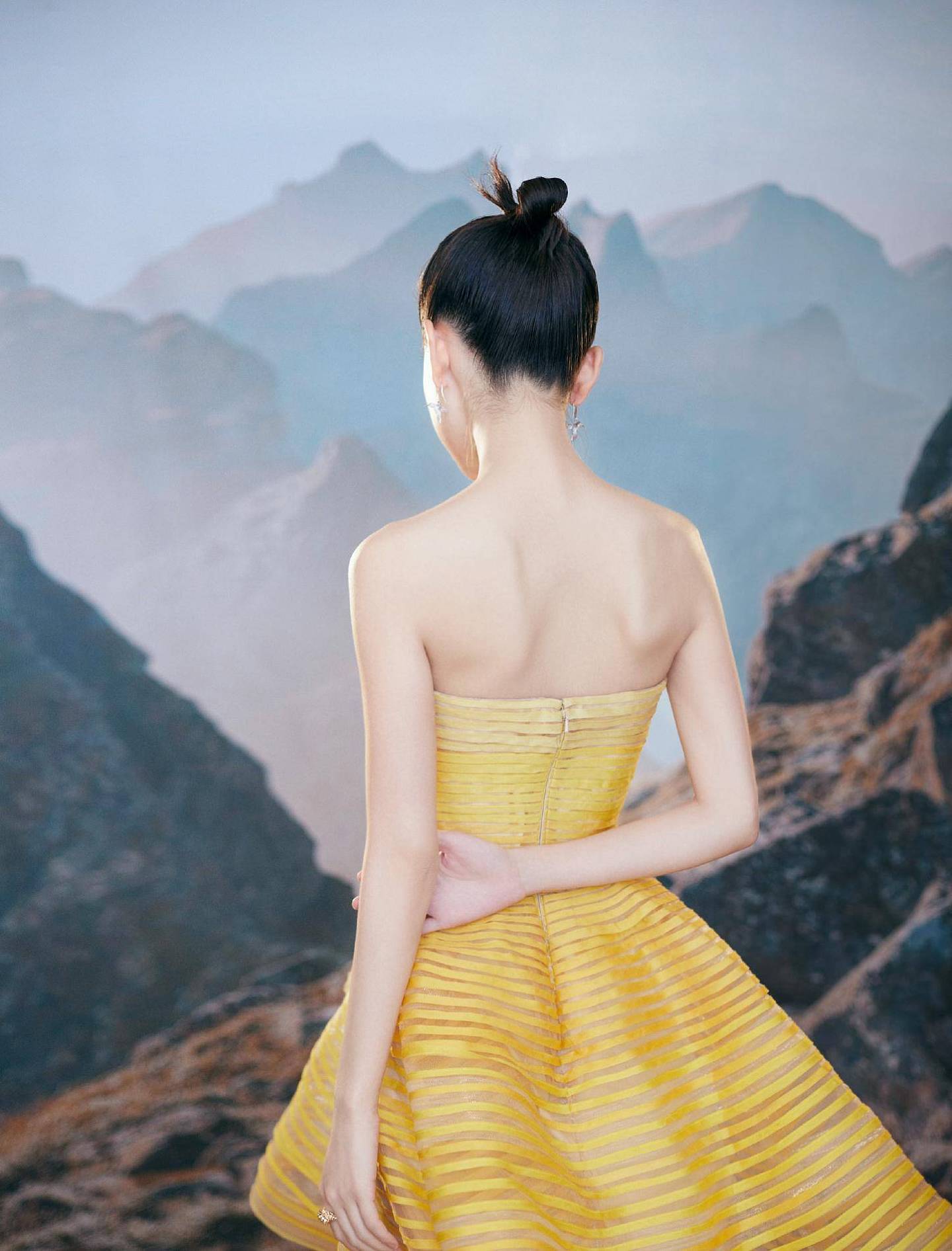 黄色纱裙亮相“清水出芙蓉，天然去雕饰”，网友称“小黄鸭”本鸭 - 8