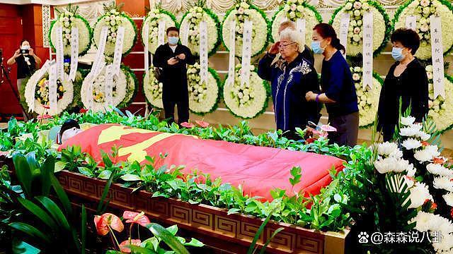 演员车毅去世享年 102 岁，孙女车晓出席葬礼，好友田华含泪送别 - 5