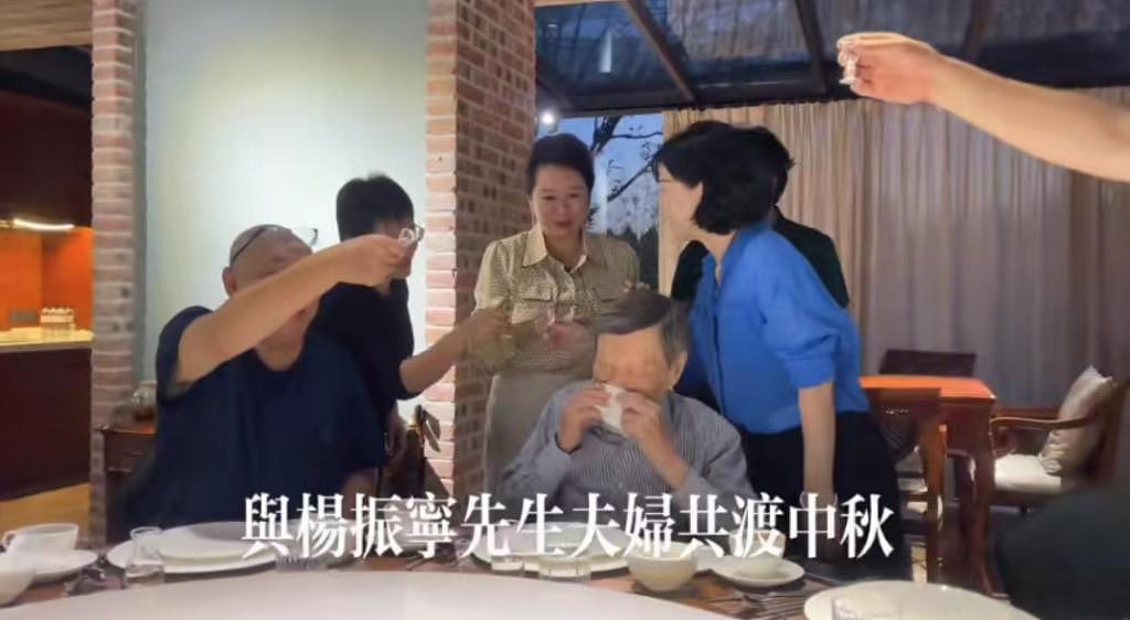 99 岁杨振宁参加聚会，与翁帆眼神交流下指令，敬酒后不喝引热议 - 3