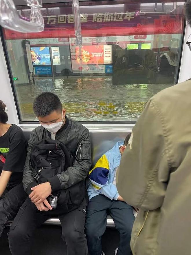 杭州金沙湖地铁站大量进水 官方回应：湖水外溢导致 - 1