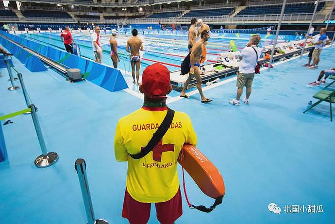 游泳选手竟只会狗刨! 非洲小伙差点淹死在奥运泳池 - 4