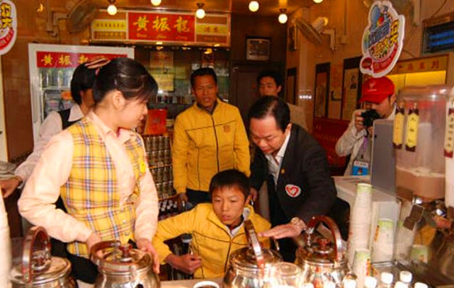 广州义丐：汶川地震后，18岁小乞丐捐款185元，如今创业成功逆袭 - 15