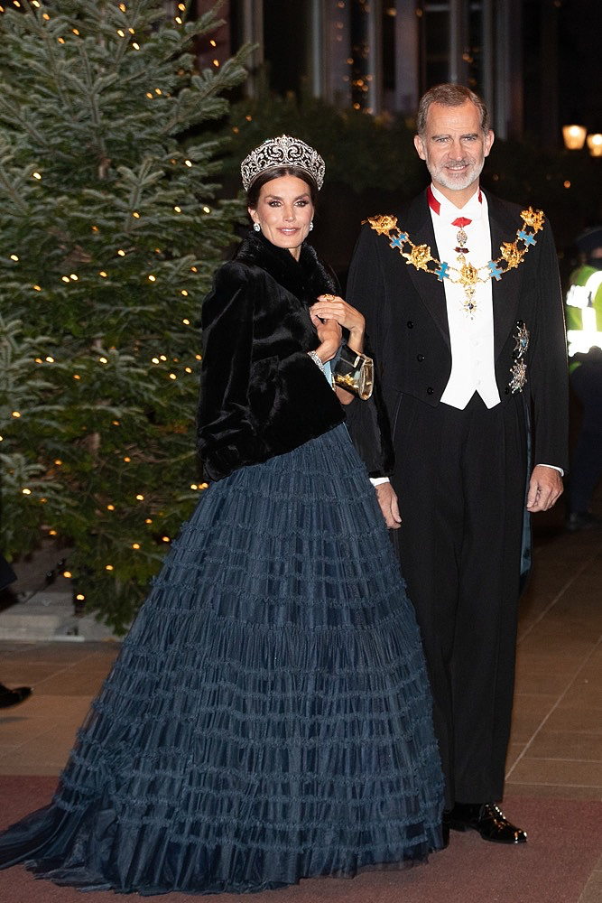 西班牙王后到访瑞典，穿H&M晚礼服，快消品牌也能穿出贵气！ - 5