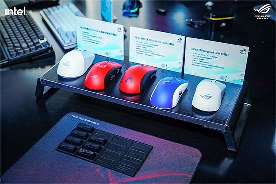 包括ROG 龙鳞ACE鼠标在内的电竞鼠标现场展示，为玩家带来不一样的操控体验