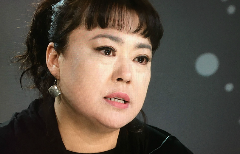 经历三次婚姻，老公一个比一个小，如今患癌，53岁和女儿相互依靠 - 33