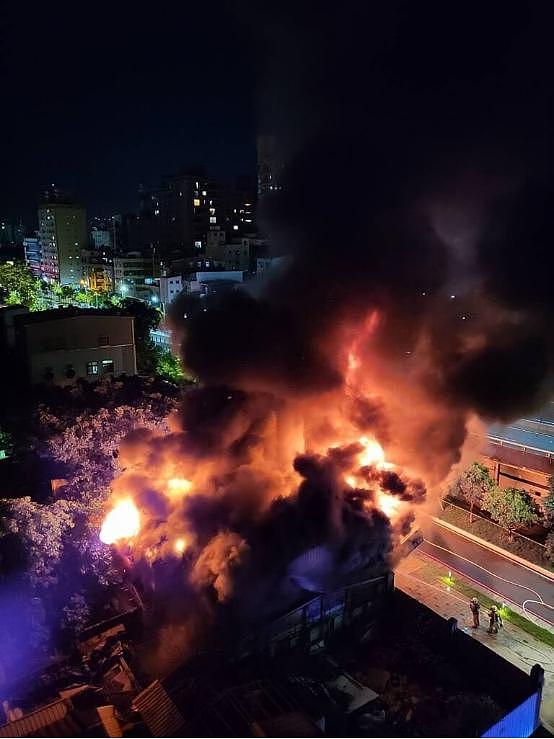 台湾新竹市昨晚突发大火致 8 人死亡，纵火者疑因家庭争吵而放火 - 1