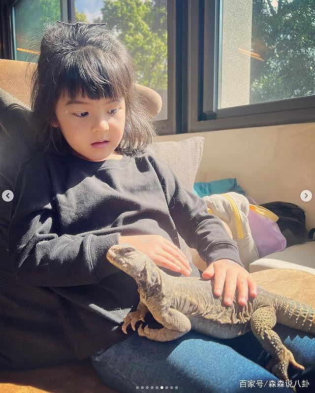 贾静雯公开女儿玩蛇照，咘咘和波妞被活蛇缠身，淡定摆 pose 出镜 - 4