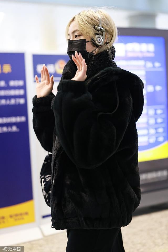 许佳琪一头金色秀发从上海出行 着黑色外套配长裙造型保暖 - 3