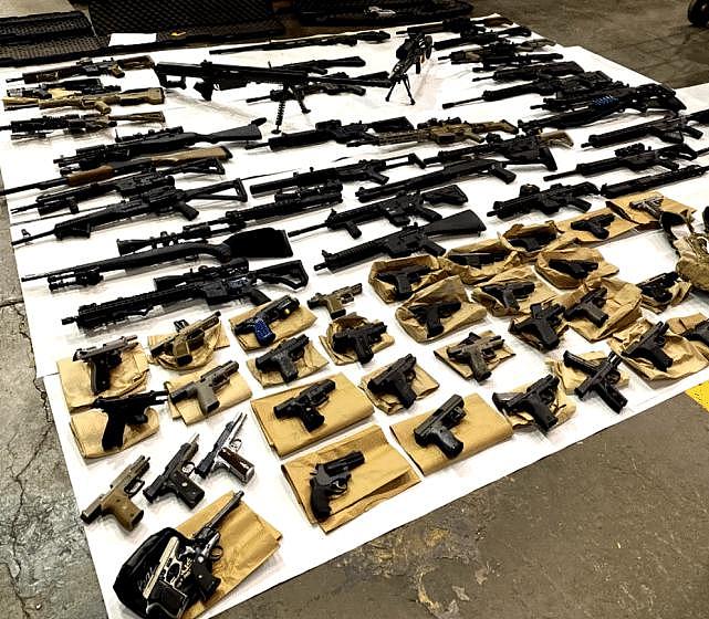 美国亚裔男子家中自建“军火库”：被搜出 65 支枪，数千发子弹 - 1