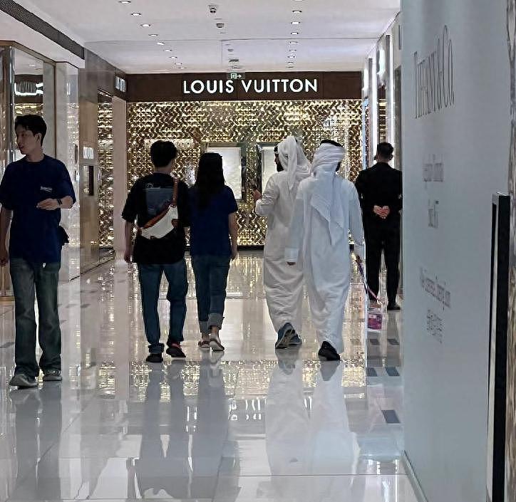 卡塔尔运动员杭州疯狂扫货，一个导购给 6 万小费，进店要求全包圆 - 4