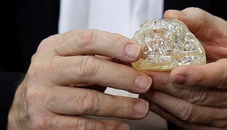 一牧师挖到709克拉的一颗钻石，价值4亿元，却直接捐给了国家 - 4