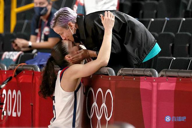 美国女篮夺冠后温馨一幕：女足队长亲吻老婆额头 - 1