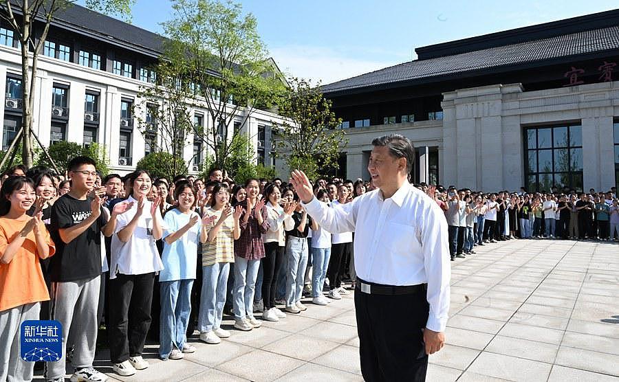 “让人民群众奔着更好的日子去”——习近平总书记考察四川纪实 - 4