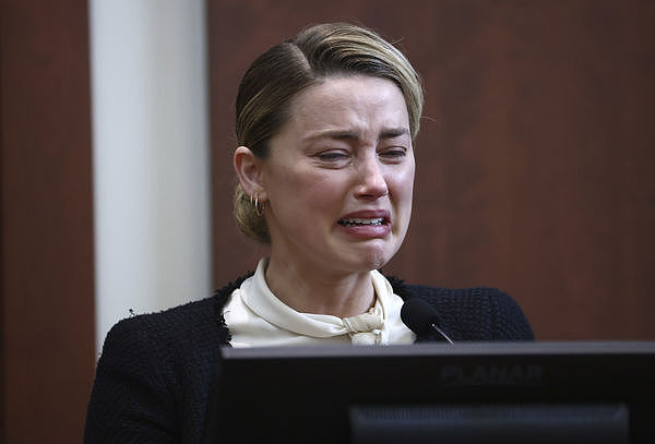 ▲▼安珀赫德（Amber Heard）聲淚俱下，還原遭強尼戴普（Johnny Depp）酒瓶性侵的過程。（圖／達志影像／美聯社）
