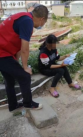 女子逃婚 4 年父亲悬赏 10 万寻女，志愿者在广东一坟场找到 - 1