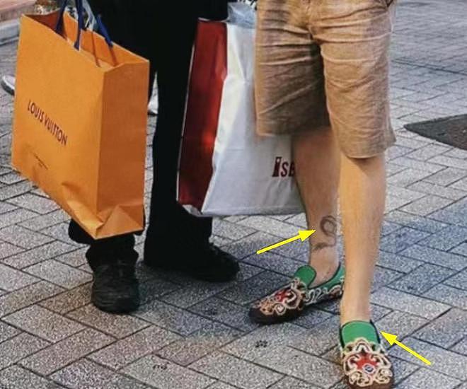 42 岁陈冠希在日本被偶遇 穿绣花鞋两鬓头发花白 - 3