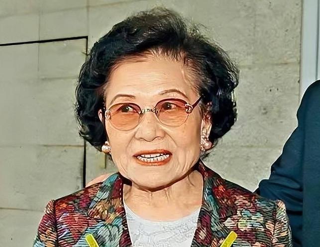 94 岁老太成中国女首富，长子曾遭绑架先走一步，留数百亿遗产 - 2