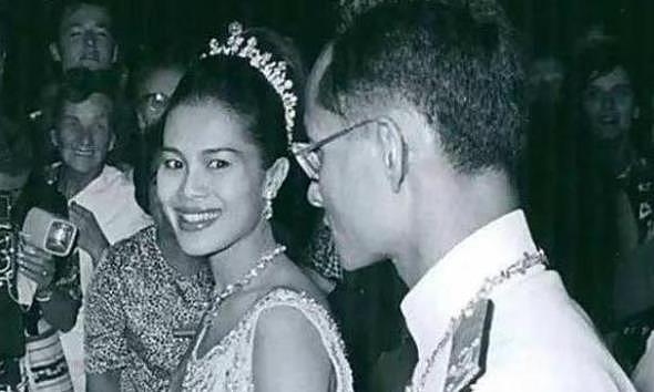 诗丽吉一次戴俩王冠，儿媳只能戴假花，都不如不丹公主戴发箍惊艳 - 15